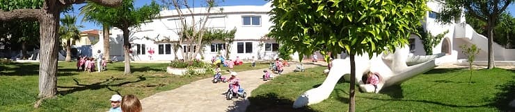 Los niños y las niñas en el jardín